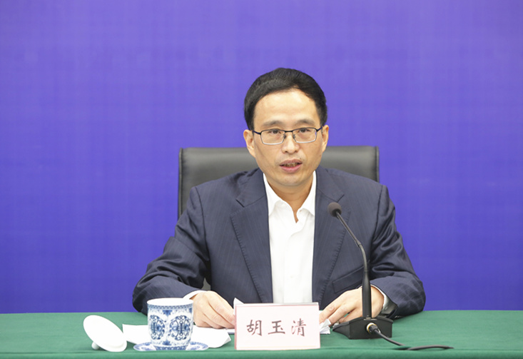 首先,我们有请省发展改革委党组成员,副主任胡玉清先生作介绍.