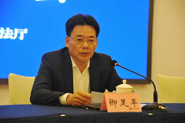 首先,请农业农村厅党组副书记,副厅长卿足平先生介绍有关情况.